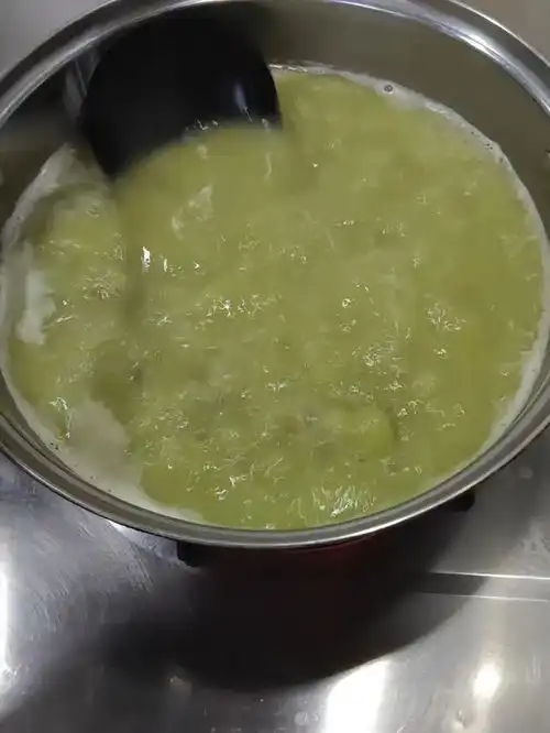 女子煮绿豆汤,妈妈感觉好喝,女子说出配方后,妈妈无语了