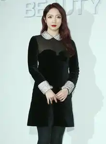 孟美岐韩国出席活动,大红唇配小黑裙妩媚成熟,真的只有19岁吗