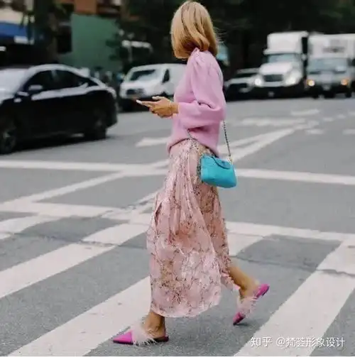 夏天碎花连衣裙搭配什么好看浪漫又少女的碎花元素