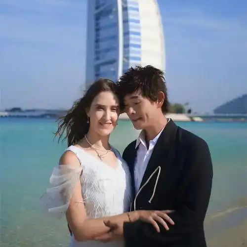 55岁黄品源北京婚礼任贤齐献唱,外国妻子惊艳现身