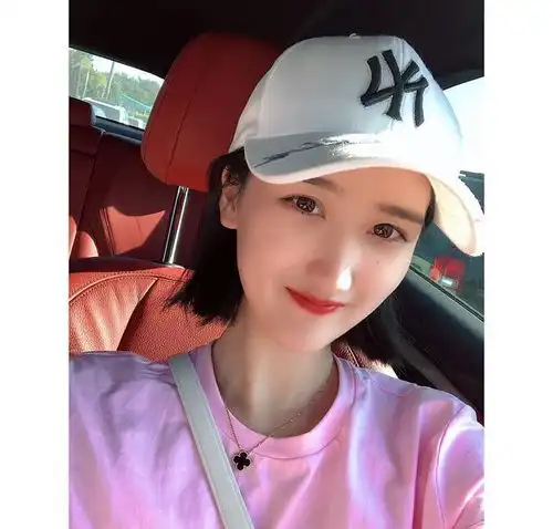 小李琳与女儿国外度假,15岁丫丫像极了妈妈,越来越漂亮