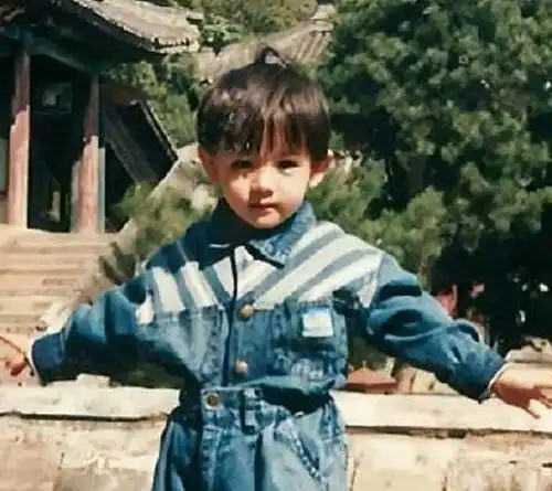 迪丽热巴最新童年照曝光,真的是超可爱啊