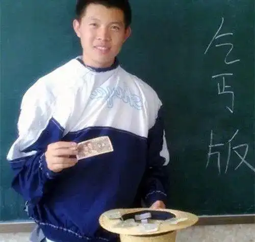 初中生脑洞大开,将土味校服穿出潮流范儿,画面一言难尽