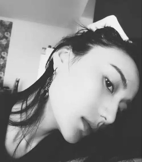 当众亲吻,李亚鹏示爱彝族美女海哈金喜,小19岁女友是超模冠军