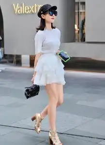 街拍面带微笑的美女,一件条纹上衣配打底裤,魅力女人味