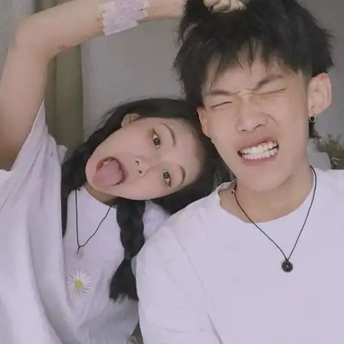 情侣头像夏天有晚来迟暮的霞光,正如晚来的你皆是笑意