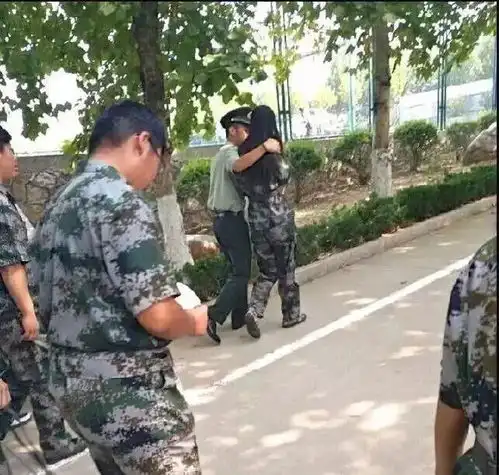 野蛮军训给学生吃泔水教官都是招聘网站上招来的...