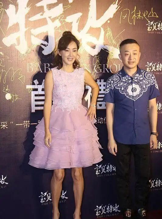 牛莉还是增增肥吧,看着太瘦了,好在穿蛋糕裙能显嫩不少