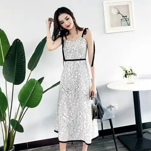 百变女王的美搭吊带连衣裙,提升气质必备美物,时髦不过时