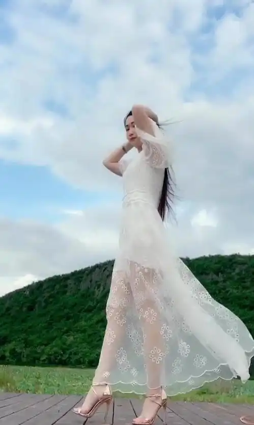户外穿着一袭白色连衣裙的美女,穿出不一样的仙女气质