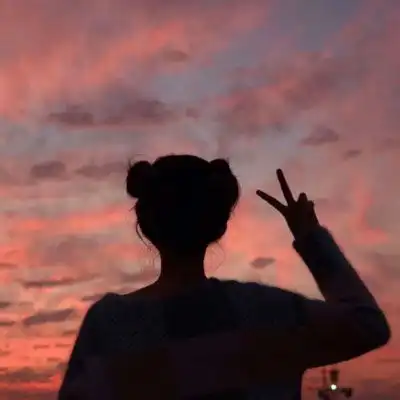 头像女生背影伤感孤单海是孤单的泪