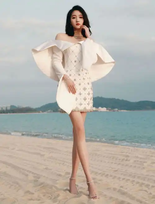 关晓彤分享海边美照,一袭白裙宛如新娘,大秀纤细美腿惹人爱