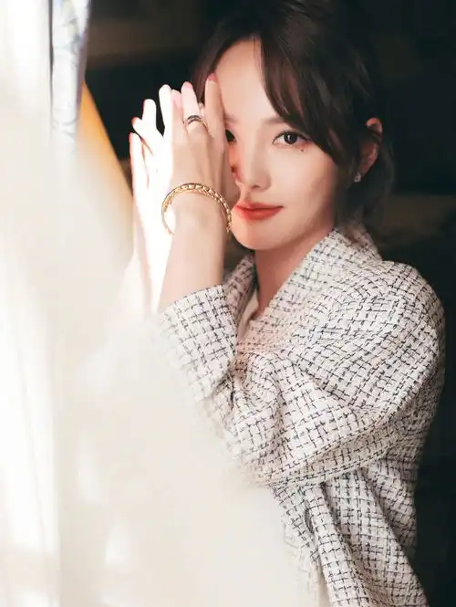 张嘉倪时尚美照,搭配风格甜美时尚,很适合年轻女孩借鉴