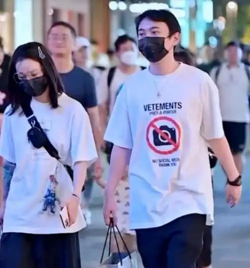 王思聪顶黑眼圈陪女友逛街新女友比甜仇年纪大,没豆得儿颜值高