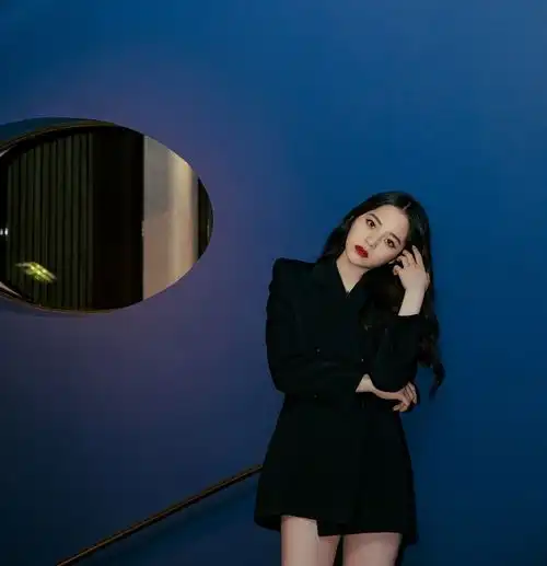 欧阳娜娜没女人味穿2万1西装裙大秀筷子腿,成熟感也能驾驭