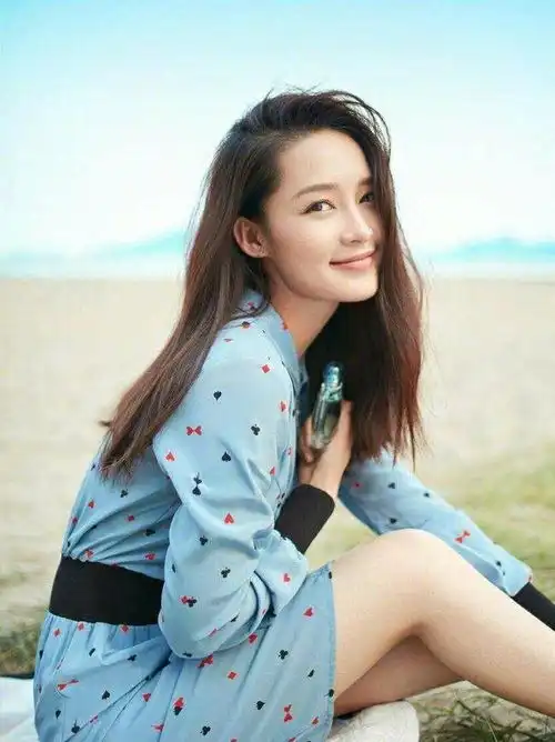 李沁的腿真的又长又细路人拍下后故意不p图,真实腿型不过如此