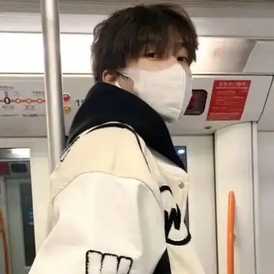 男生头像我希望吹过我的风会绕好几圈去拥抱你