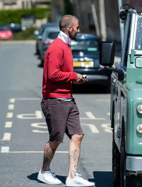 贝克汉姆陷秃头危机穿红t恤眉头紧锁,陪女儿出街父爱爆棚