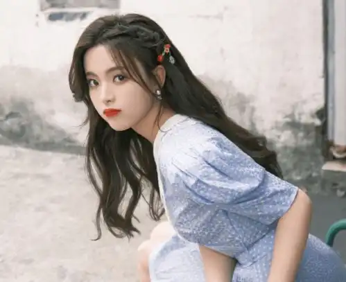 杨超越的穿搭,简直是精致猪猪女孩的标准模样