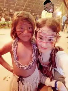 娜扎畅玩巴西与当地小孩合影大眼嘟嘴少女心爆棚