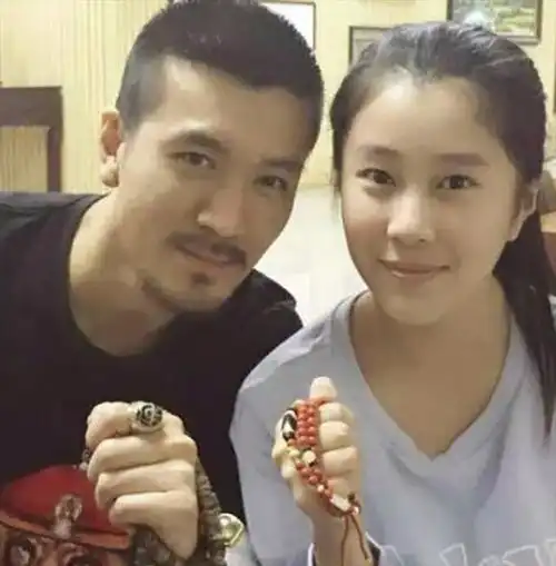 杨子18岁女儿近照曝光,身穿露肩白裙打扮时尚,和继母像同龄人