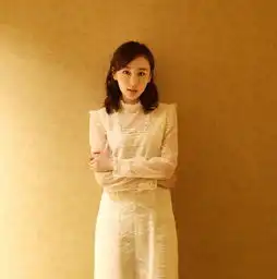 夏恩亮相首映礼穿白裙化身校园女神