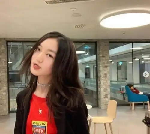 有种开挂式长大叫李嫣,曾经嫌她丑,近照化浓妆穿露肩裙美成女神