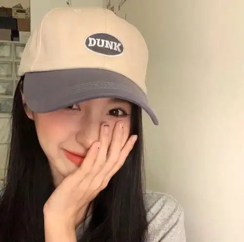 超可的戴帽子女生头像