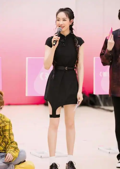 明日之子欧阳娜娜穿旗袍惊艳亮相,意外撞衫宋茜,谁赢了