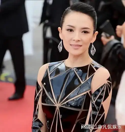有种红毯尴尬叫得罪造型师,周冬雨过于幼稚,没有一点星味