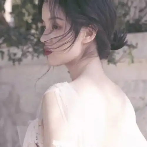 女生微信头像手机侧脸