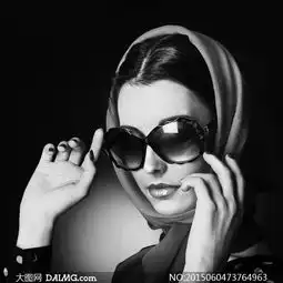 裹着头巾的墨镜女黑白摄影高清图片