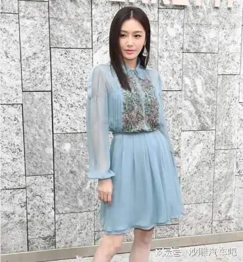 秦岚不愧是百变女神,白色丝袜搭配碎花短袖秒变俏丽村姑