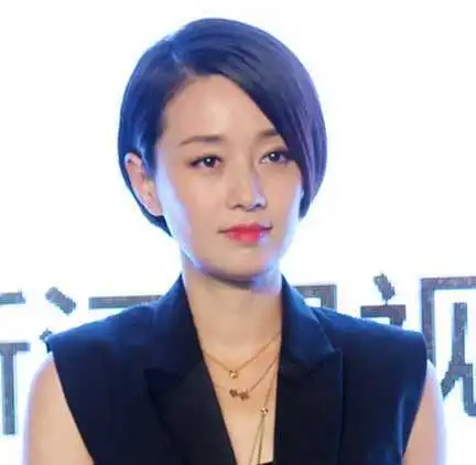 马伊琍一个人走机场,她身上穿的裙子又要火了,时尚又减龄