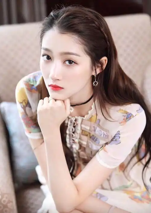 关晓彤街拍很时尚,条纹西装夹克搭配针织短裙,嘻哈职场同时展现