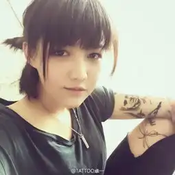 高颜值美女纹身师走红撞脸多位明星