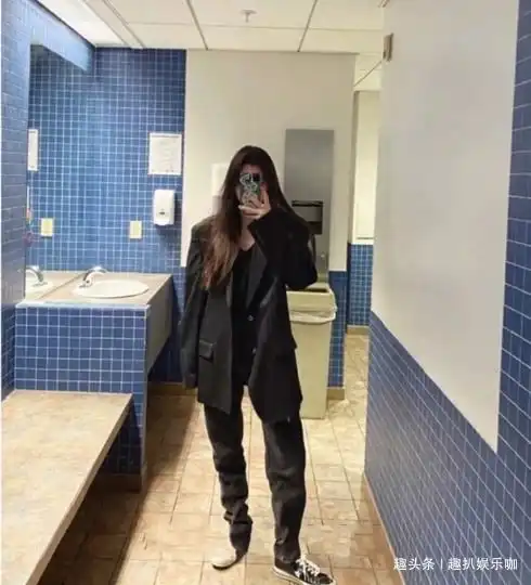 欧阳娜娜上学穿一身黑look帅哭了,却被小表情暴露少女心