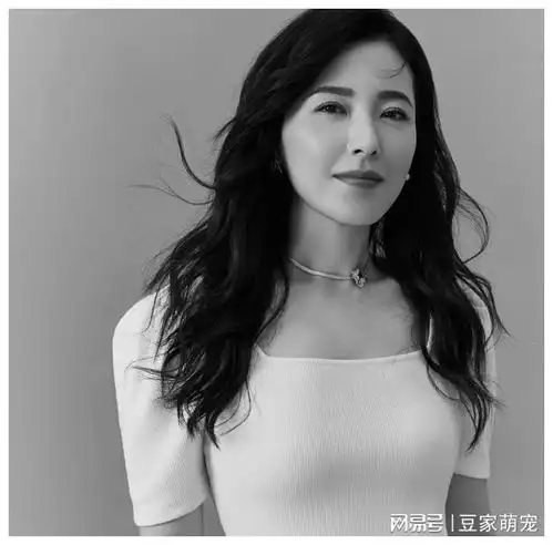 奶奶的年纪却有着姐姐身材,曾黎不愧是两百年一遇的女神