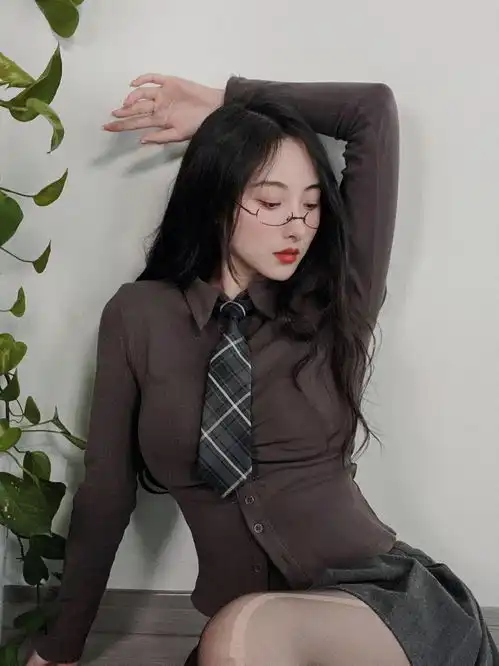 lpl美女穿正装,鼓鼓搭配黑丝妖娆多姿,小钰霸气侧漏难掩好身材