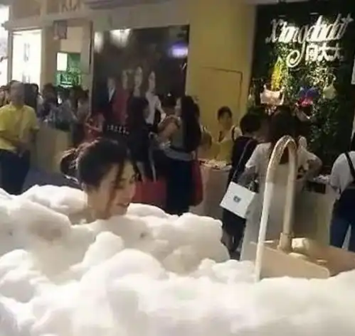 抖音美女公然在商场洗澡,还很是享受,网友真是闪瞎了眼