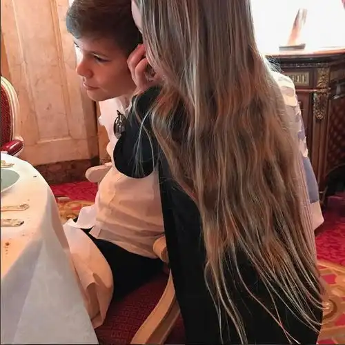 她一身行头就是儿童界流行指标贝克汉姆家的小公主有多潮