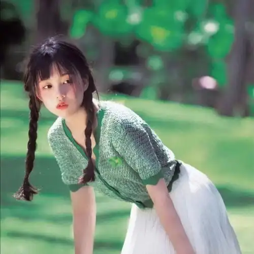 女生头像我站在起点,看着他喜欢她