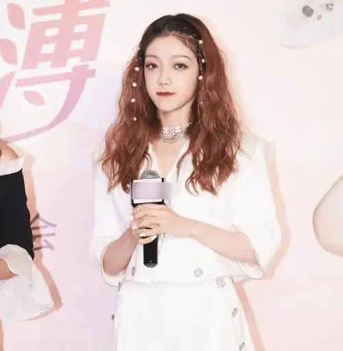 硬糖少女希林珍珠编发吸睛,白色套装太帅气,我却注意她的大长腿