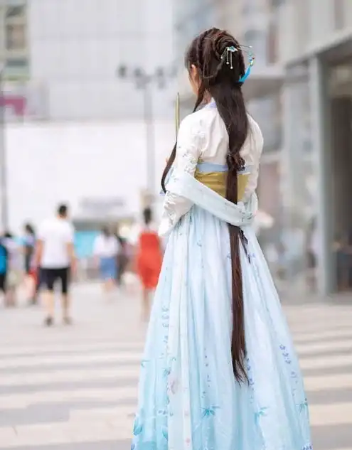 古风小姐姐的穿搭弥漫着仙气十足的气息