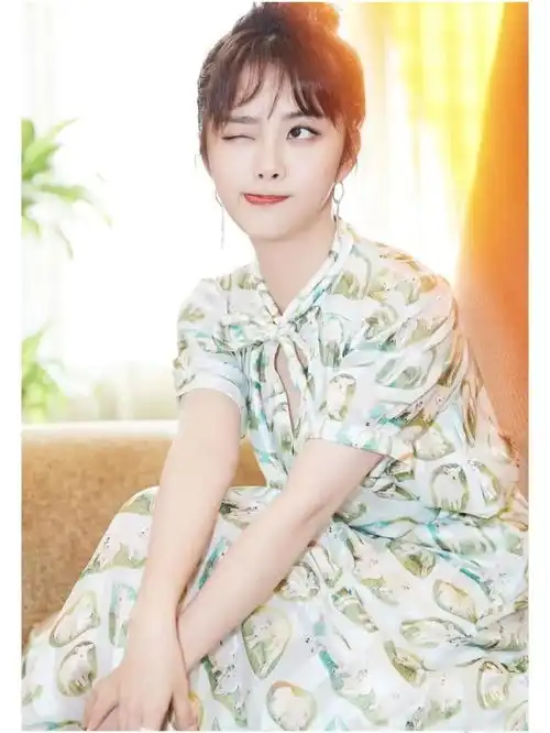 多变少女谭松韵,身穿牛仔清爽帅气,原来不只是可爱