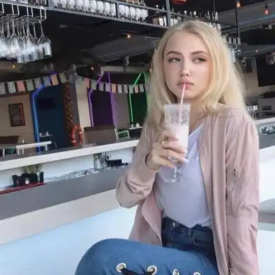 好看的欧美女生微信头像,装出万事顺遂的样子