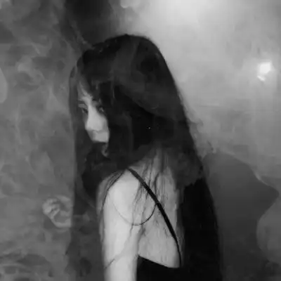 黑白女头像伤感高冷孤独岁月之沉淀