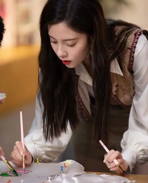 宋妍霏穿搭太抢眼民族风马甲配马丁靴,优雅又时尚