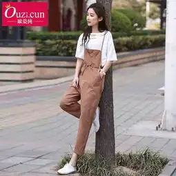 别再穿过时的牛仔裤了,试试牛仔背带裤,百搭减龄又有女人味