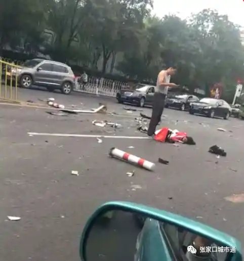 严重车祸,一女子倒地事故车辆疑似遮挡号牌